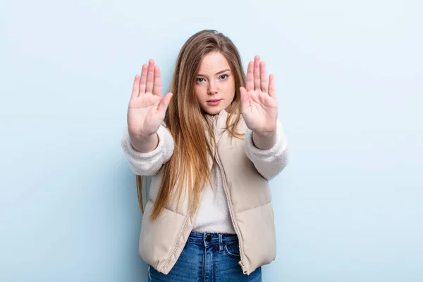 Kaukasische Rode Haar Vrouw Zoek Serieus Ongelukkig Boos Ontstemd Verbieden — Stockfoto