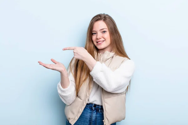 Mujer Pelirroja Caucásica Sonriendo Sintiéndose Feliz Despreocupada Satisfecha Apuntando Concepto — Foto de Stock