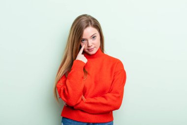 Kafkasyalı kızıl saçlı kadın sana göz kulak oluyor, güvenmiyor, izliyor ve tetikte ve tetikte.