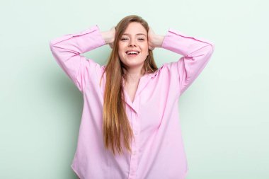 Kafkasyalı kızıl saçlı kadın mutlu, kaygısız, arkadaş canlısı ve rahat görünüyor hayattan ve başarıdan keyif alıyor, pozitif bir tavırla