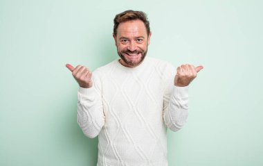 Orta yaşlı, yakışıklı, neşeli ve mutlu görünen, gamsız ve pozitif hisseden bir adam.