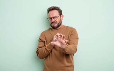 Orta yaşlı yakışıklı adam tiksinti ve mide bulantısı hissediyor. İğrenç, kokuşmuş ya da kokuşmuş bir şeyden kaçıyor.