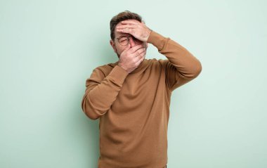 Her iki elinde kameraya hayır diyen orta yaşlı, yakışıklı bir adam! Resimler reddediliyor ya da yasaklanıyor