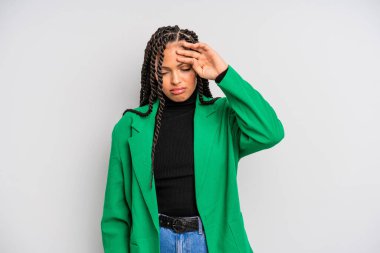 Siyah afro kadın stresli, yorgun ve hayal kırıklığına uğramış görünüyor, alnından ter damlıyor, umutsuz ve bitkin hissediyor.