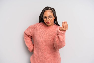 Siyah afro kadın kapiş ya da para hareketi yapıyor, sana borçlarını ödemeni söylüyor.!