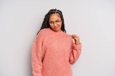 Siyah afro kadın kibirli, başarılı, pozitif ve gururlu görünüyor.