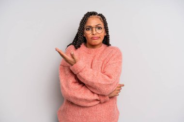 Siyah afro kadın kafası karışık ve bilgisiz, şüpheli bir açıklama ya da düşünceyi merak ediyor.