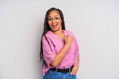 Siyah afro kadın mutlu, pozitif ve başarılı hissediyor, meydan okumayla karşılaştığında motive oluyor veya iyi sonuçları kutluyor.