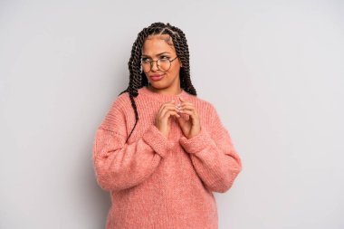 Siyah afro kadın entrikalar ve komplolar kuruyor, hilekar hileler ve aldatmalar düşünüyor, kurnazlık ve ihanet