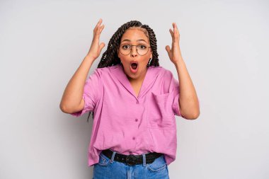 Siyah afro kadın elleri havada bağırıyor, öfkeli, sinirli, stresli ve üzgün.
