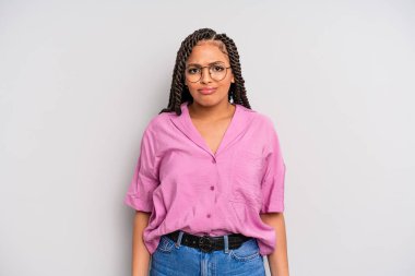 Siyah afro kadın üzgün ve stresli, kötü bir sürpriz yüzünden üzgün, olumsuz, endişeli bir bakışla