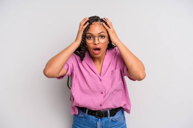 Siyah afro kadın dehşete kapılmış ve şok olmuş hissediyor. Elleri havada ve bir hata yüzünden panikliyor.