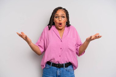 Siyah afro kadın şok olmuş ve şaşırmış, endişeli ve paniklemiş, stresli ve dehşete kapılmış görünüyor.