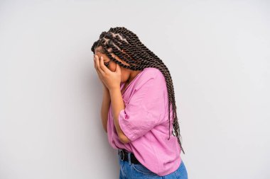 Kara afro kadın üzgün, hayal kırıklığına uğramış bakışlarla gözleri kaplayan, ağlayan, yan gözle bakan