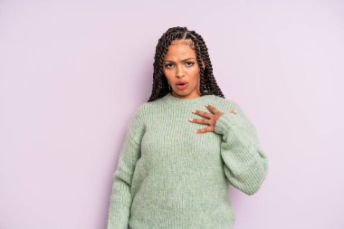 Siyah afro kadın şaşkın, şaşkın ve şaşırmış hissediyor, elleri göğsünde ve ağzı açık, kim olduğunu söylüyor, ben?