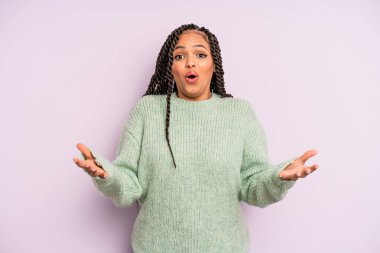 Siyah afro kadın ağzı açık ve şaşkın, şok olmuş ve hayretler içinde inanılmaz bir sürprizle