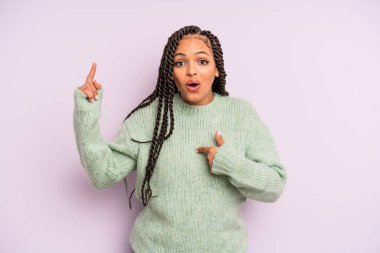 Siyah afro kadın gururlu ve şaşırmış hissediyor, kendine güvenen, başarılı bir numara gibi hisseden