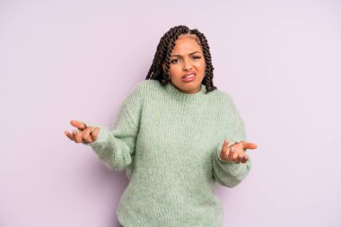 Siyah afro kadın bilgisiz ve kafası karışık, hangi seçeneği seçeceğinden emin değil, merak ediyor.