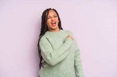 Siyah afro kadın mutlu, pozitif ve başarılı hissediyor, meydan okumayla karşılaştığında motive oluyor veya iyi sonuçları kutluyor.