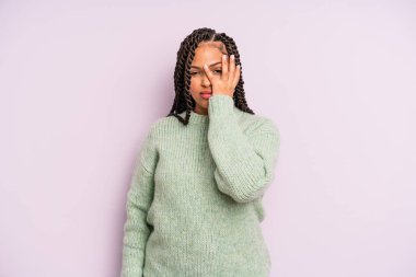 Siyah afro kadın yorgun, sıkıcı ve sıkıcı bir görevin ardından sıkılmış, hayal kırıklığına uğramış ve uykulu hissediyor.