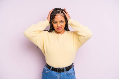Siyah afro kadın hayal kırıklığına uğramış ve sıkılmış hissediyor, başarısızlıktan bıkmış ve bıkmış, sıkıcı işlerden bıkmış