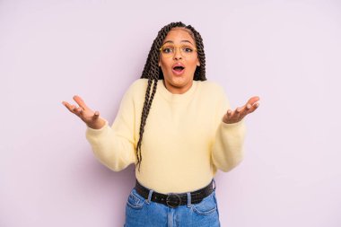 Siyah afro kadın şok olmuş ve şaşırmış, endişeli ve paniklemiş, stresli ve dehşete kapılmış görünüyor.