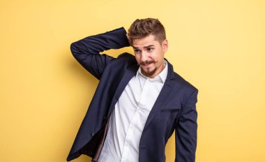 Mutlu bir şekilde gülümseyen ve hayal kuran bir iş adamı