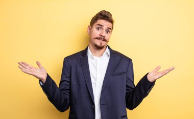 İş adamı şaşkın, şaşkın ve şüpheci hissediyor