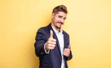 İş adamı gururlu, olumlu gülümsüyor.