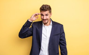 İş adamı mutlu, şaşkın ve şaşırmış görünüyor.