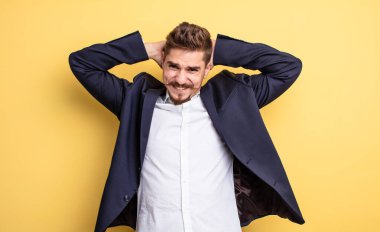 İş adamı stresli, endişeli ya da korkmuş hissediyor.