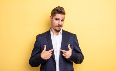 İş adamı mutlu hissediyor ve heyecanla kendini işaret ediyor.