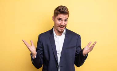 İş adamı kendini mutlu hissediyor ve inanılmaz bir şeye hayret ediyor.