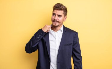 İş adamı stresli, endişeli, yorgun ve hayal kırıklığına uğramış hissediyor