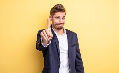 İş adamı gururla gülümsüyor ve kendinden emin bir numara oluyor.