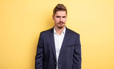 İş adamı üzgün, üzgün ya da kızgın hissediyor.