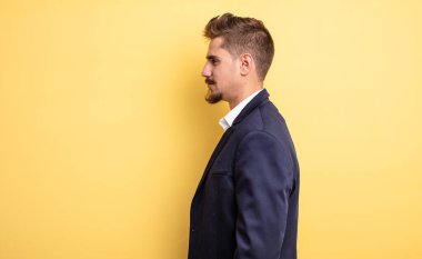 İş adamı profil görünümünde düşünüyor, hayal ediyor ya da hayal kuruyor