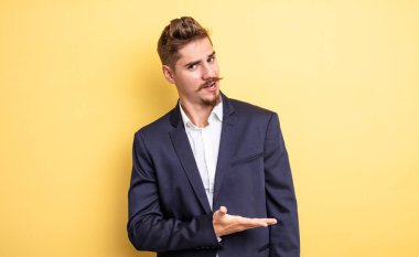 İş adamı neşeli bir şekilde gülümser, mutlu hisseder ve bir konsept gösterir.