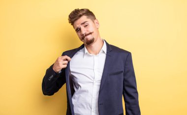 İş adamı küstah, başarılı, pozitif ve gururlu görünüyor