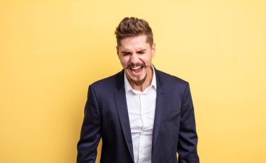 İş adamı sinirli bir şekilde bağırıyor.