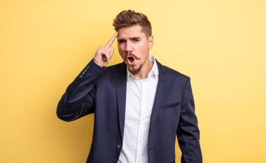 İş adamı şaşırmış görünüyor, yeni bir düşünce, fikir ya da konsept keşfediyor.