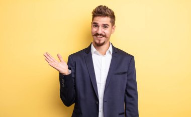 İş adamı mutlu hisseder, bir çözüm ya da fikir bulduğuna şaşırır.