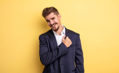 İş adamı kendini mutlu hissediyor ve bir meydan okumayla veya kutlamayla karşı karşıya