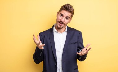 İş adamı son derece şaşkın ve şaşırmış hissediyor