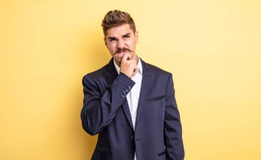 İş adamı düşüncesi, şüpheci ve kafası karışık