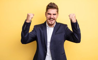 İş adamı kızgın bir ifadeyle agresif bir şekilde bağırıyor