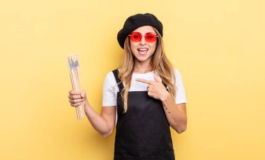 Ressam heyecanlı ve şaşırmış görünüyor.