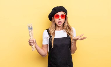 Ressam inanılmaz bir sürprizle şaşırdı, şaşırdı ve şaşırdı.