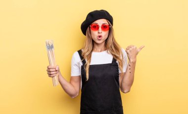 Ressam inançsızlığa şaşırmış görünüyor.