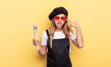 Ressam mutsuz ve stresli görünüyor, intihar jesti silah işareti yapıyor